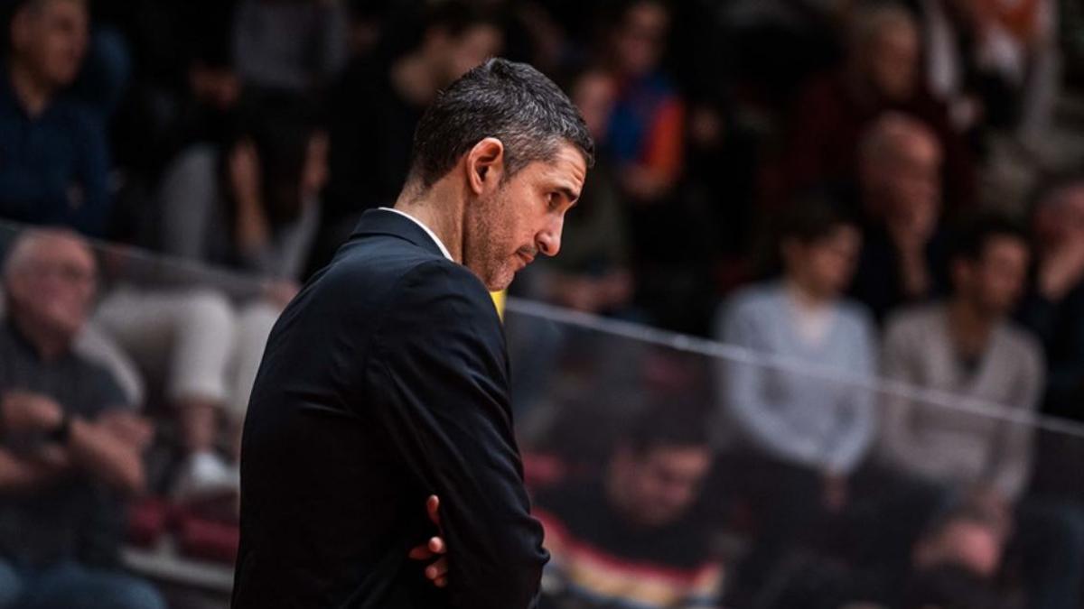 El entrenador del Valencia Basket, Rubén Burgos, pensativo en el último cuarto del duelo