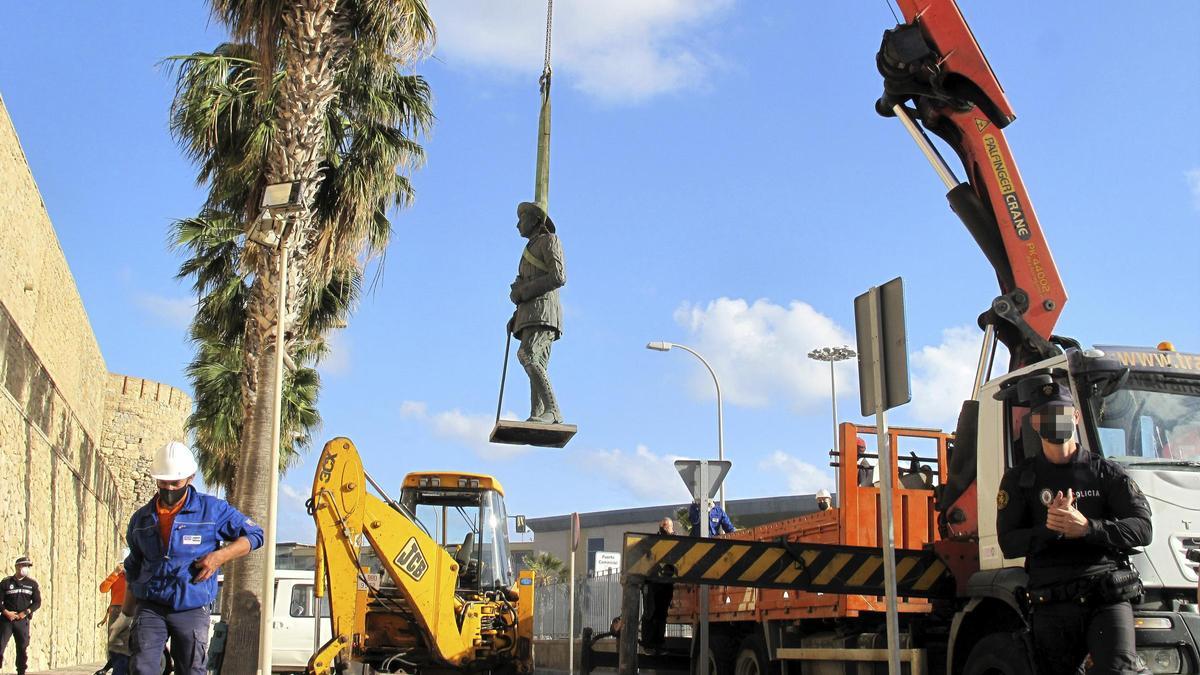 Retiran la última estatua de Franco que quedaba en España