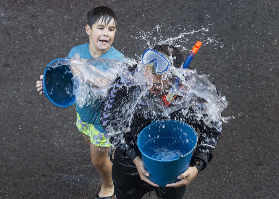 Una refrescante "poalá" para encarar el final de fiesta del Raval Roig