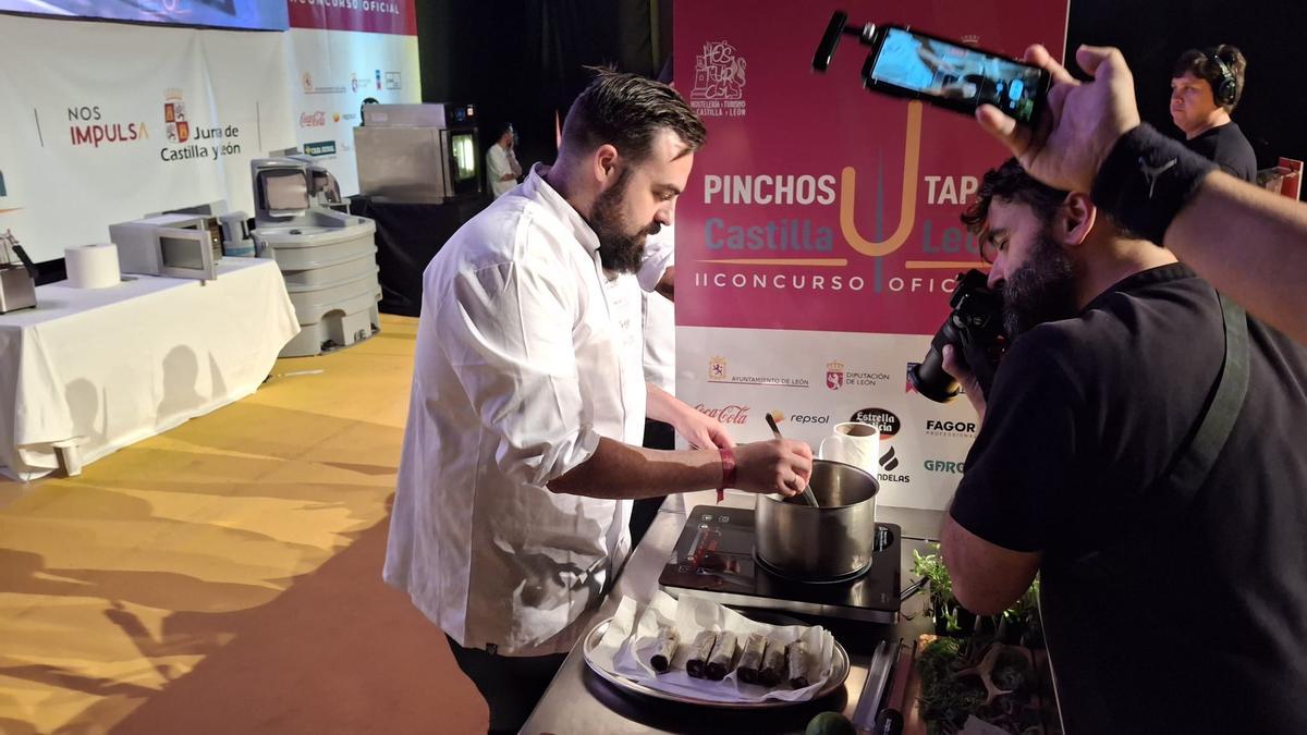 Adrián Asensio, de Restaurante Cuzeo, en un momento del concurso.