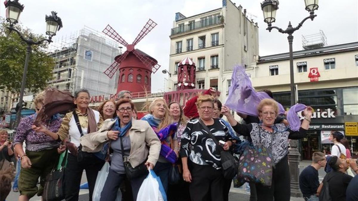 Algunas de las 'Dones Sàvies' de Sant Cosme en el barrio rojo de París, frente al Moulin Rouge