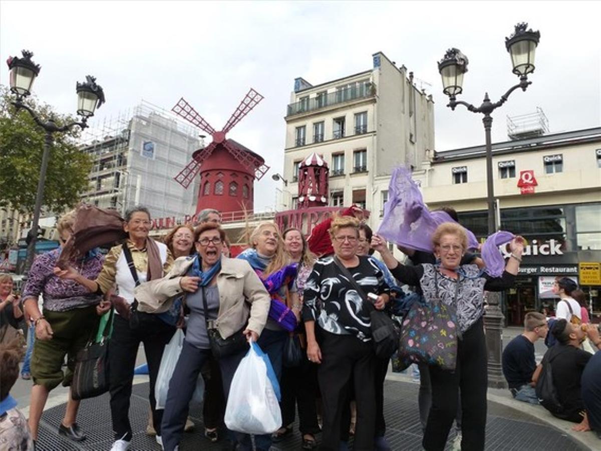 Algunas de las 'Dones Sàvies' de Sant Cosme en el barrio rojo de París, frente al Moulin Rouge, el miércoles por la tarde.