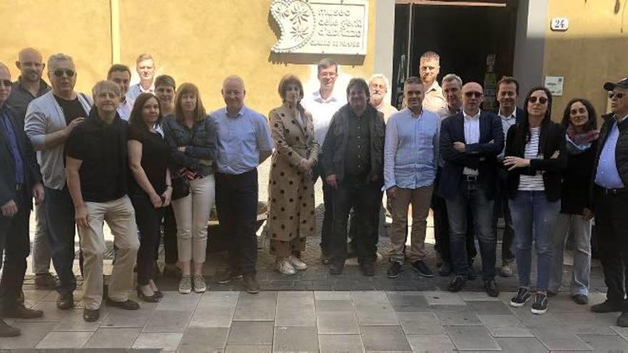 El directivo Enercoop, José García, con los integrantes del foro.