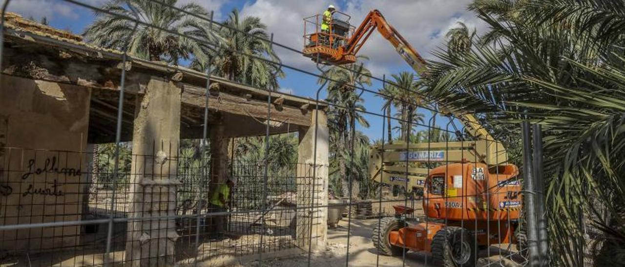 Un operario trabajando en el Hort dels Pontos, ayer. | ANTONIO AMORÓS