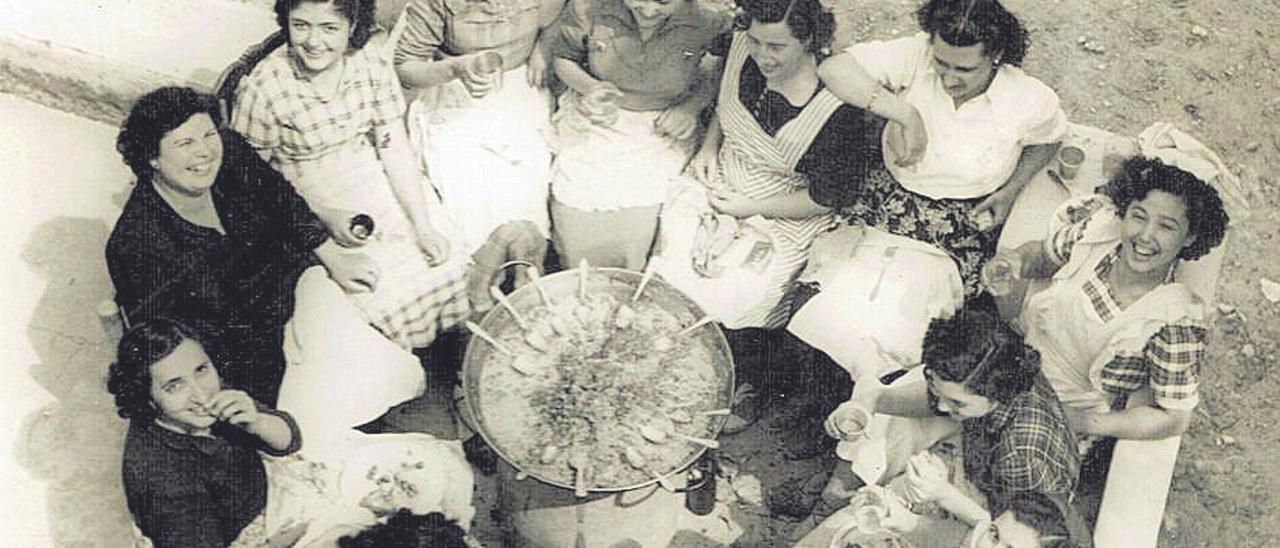 Mujeres en 1951 comiendo paella