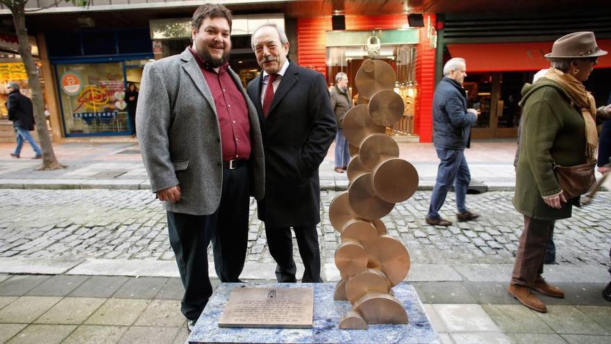 Bruno Prieto (izquierda) y el alcalde de Oviedo, junto a la obra dedicada al club en Gil de Jaz. Abajo, el escudo conmemorativo del aniversario oviedista.