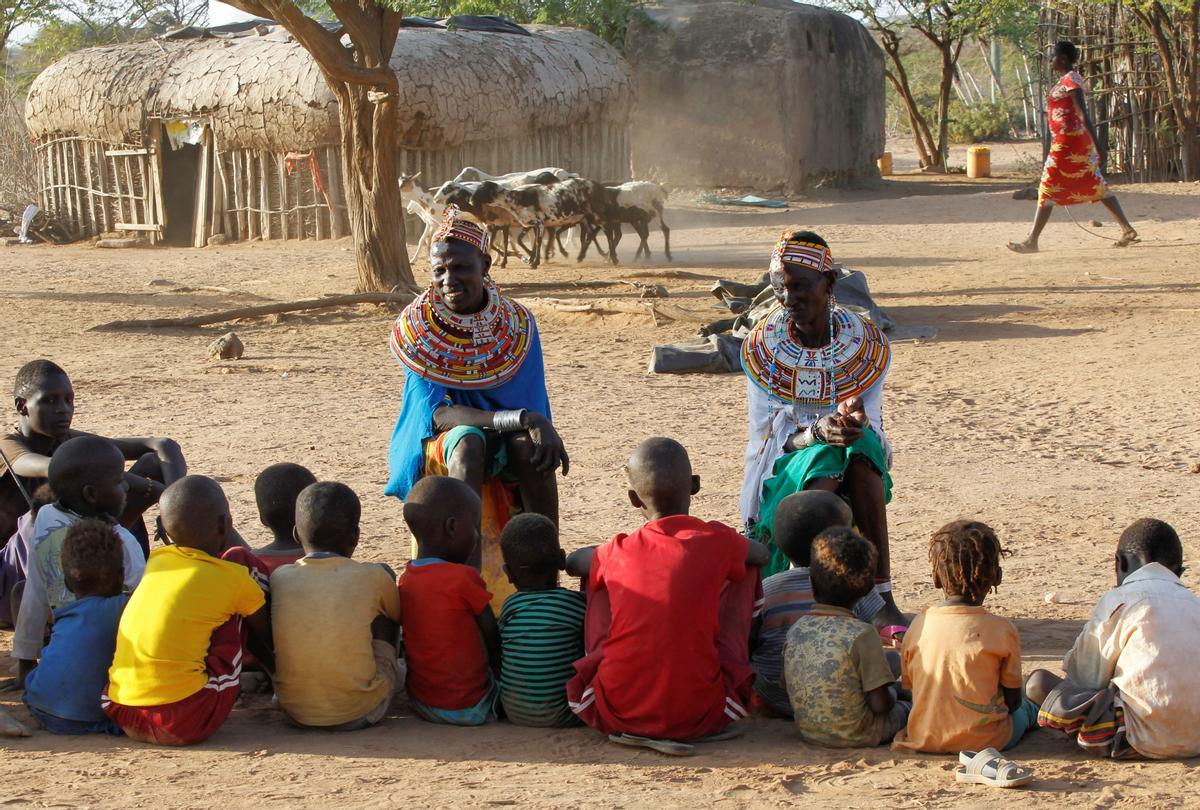 Las mujeres de la tribu Samburu que escaparon de la mutilación genital femenina y otros tipos de violencia de género hacen adornos tradicionales en la aldea de Umoja donde los hombres están restringidos, en Kenia