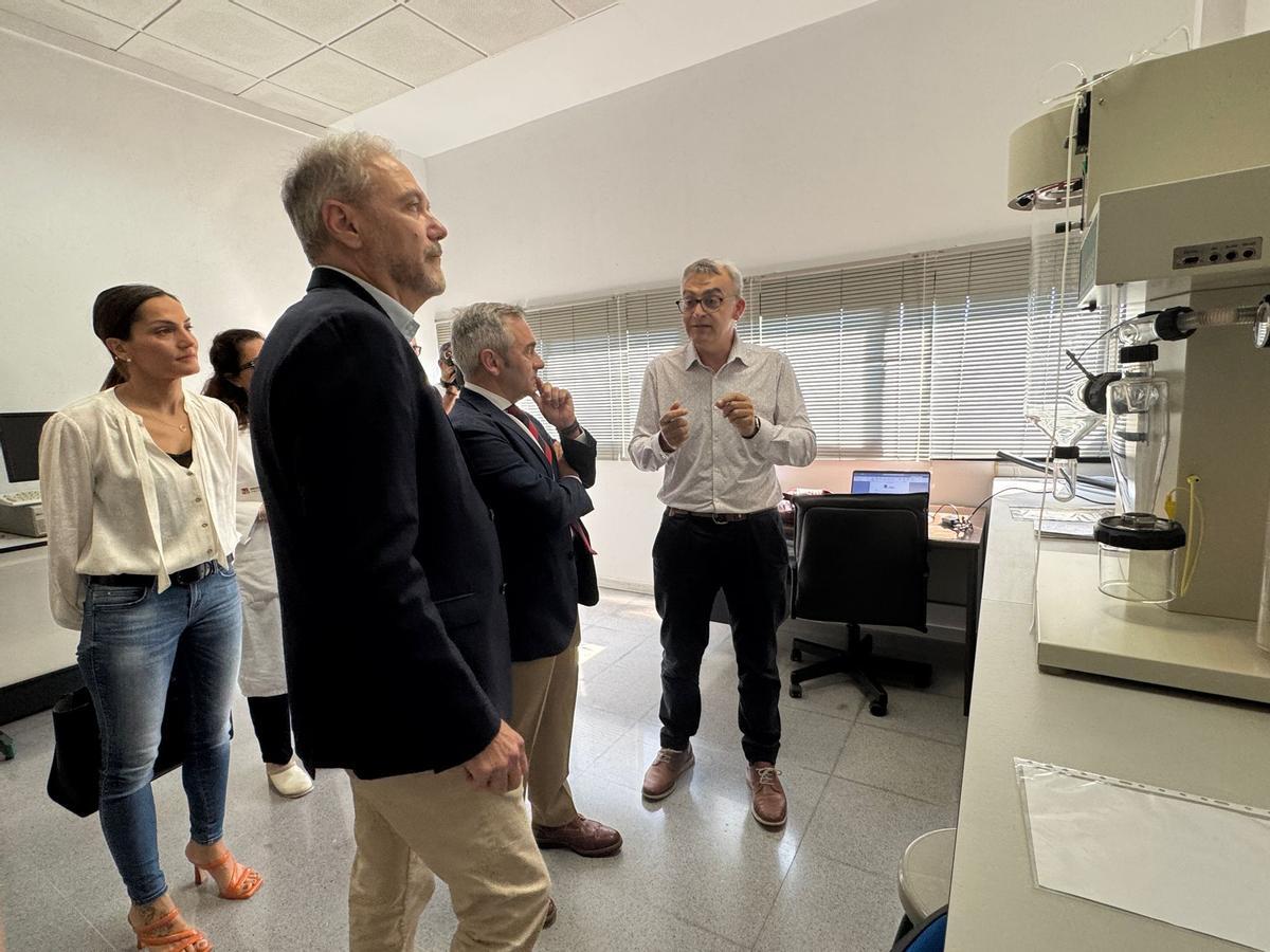 Un momento de la visita del conseller Barrachina junto al rector de la Universidad Miguel Hernández y el director de la EPSO
