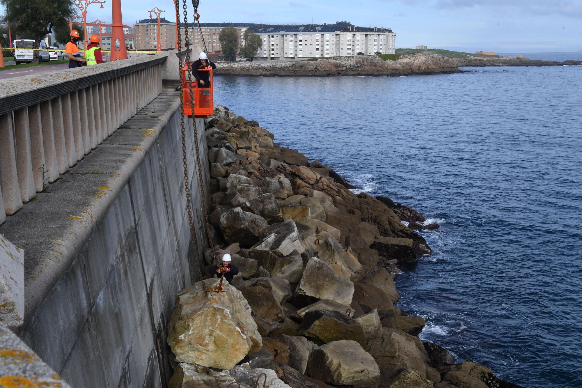 Refuerzo de la escollera en Os Pelamios antes de los temporales de invierno en A Coruña