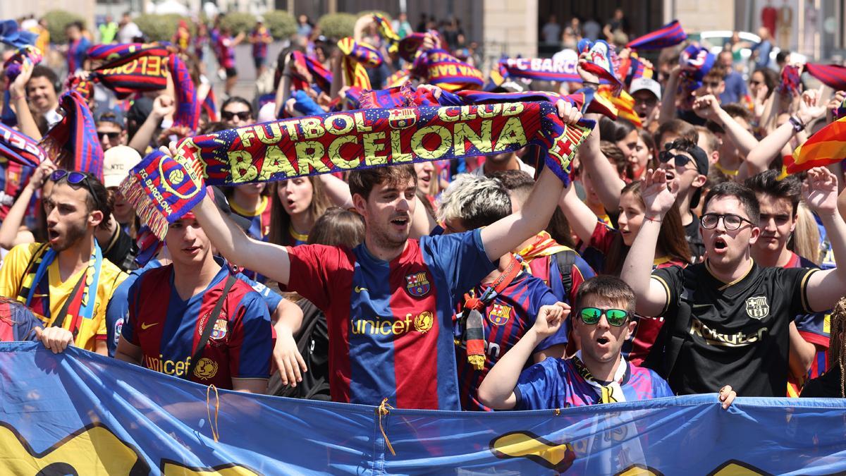 Seguidores del FC Barcelona animan al equipo en las horas previas a la final de la Liga de Campeones femenina.