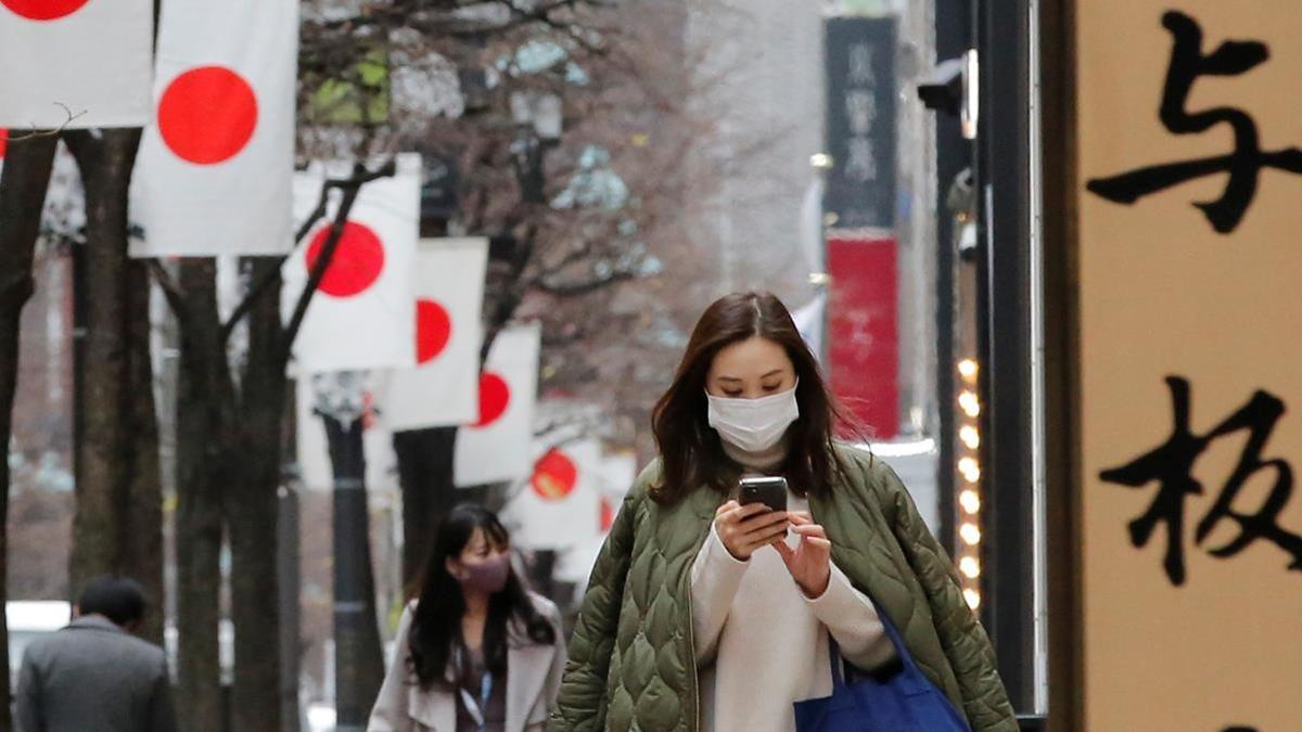 Ciudadana japonesa protegida por la mascarilla en una calle de Tokio el 6 de enero de 2020.