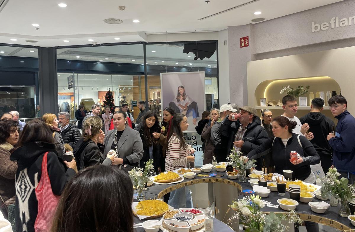 Asistentes a las inauguración de la nueva tienda de la marca Beflamboyant, en As Cancelas