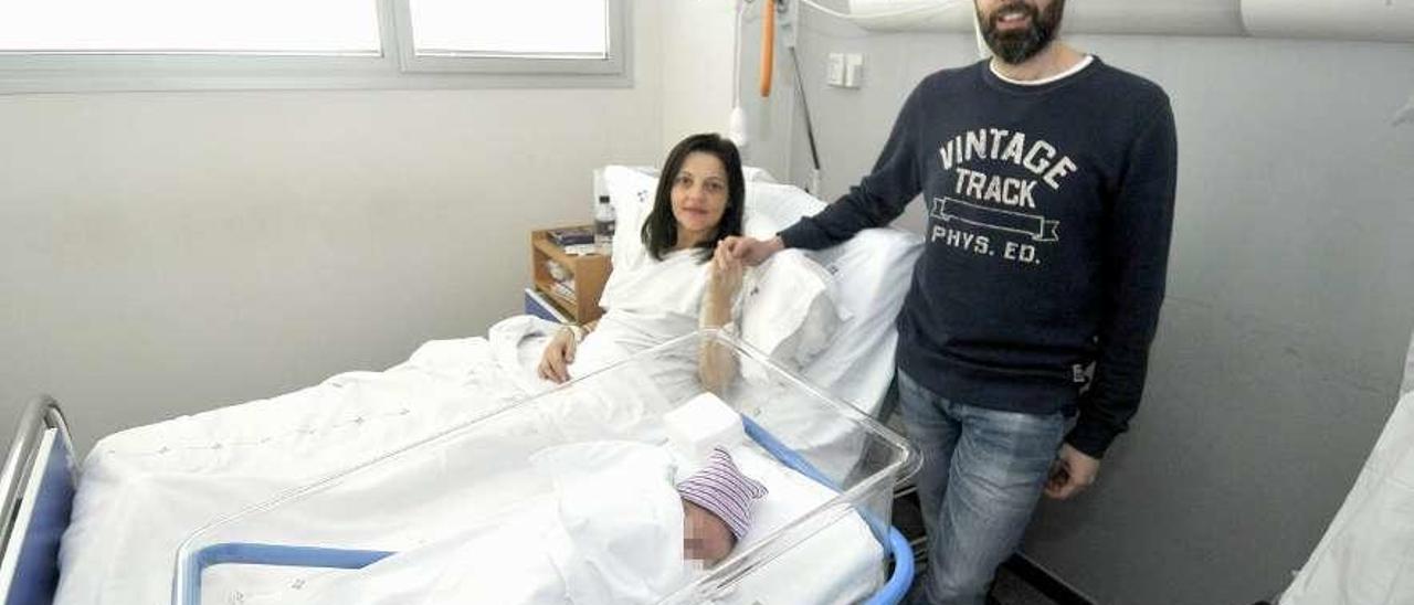 Miguel Revilla, en la foto con sus padres, fue el primer bebé de 2018 en Mieres.