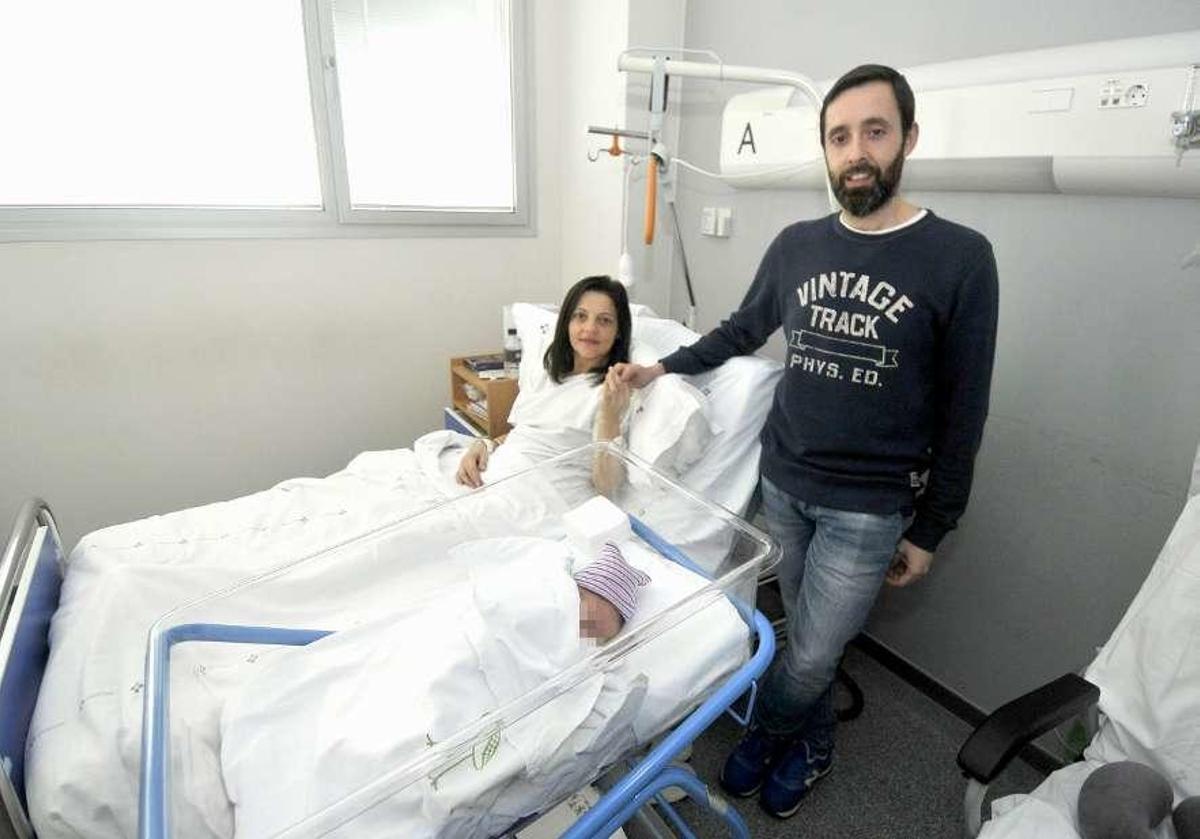 Miguel Revilla, en la foto con sus padres, fue el primer bebé de 2018 en Mieres.