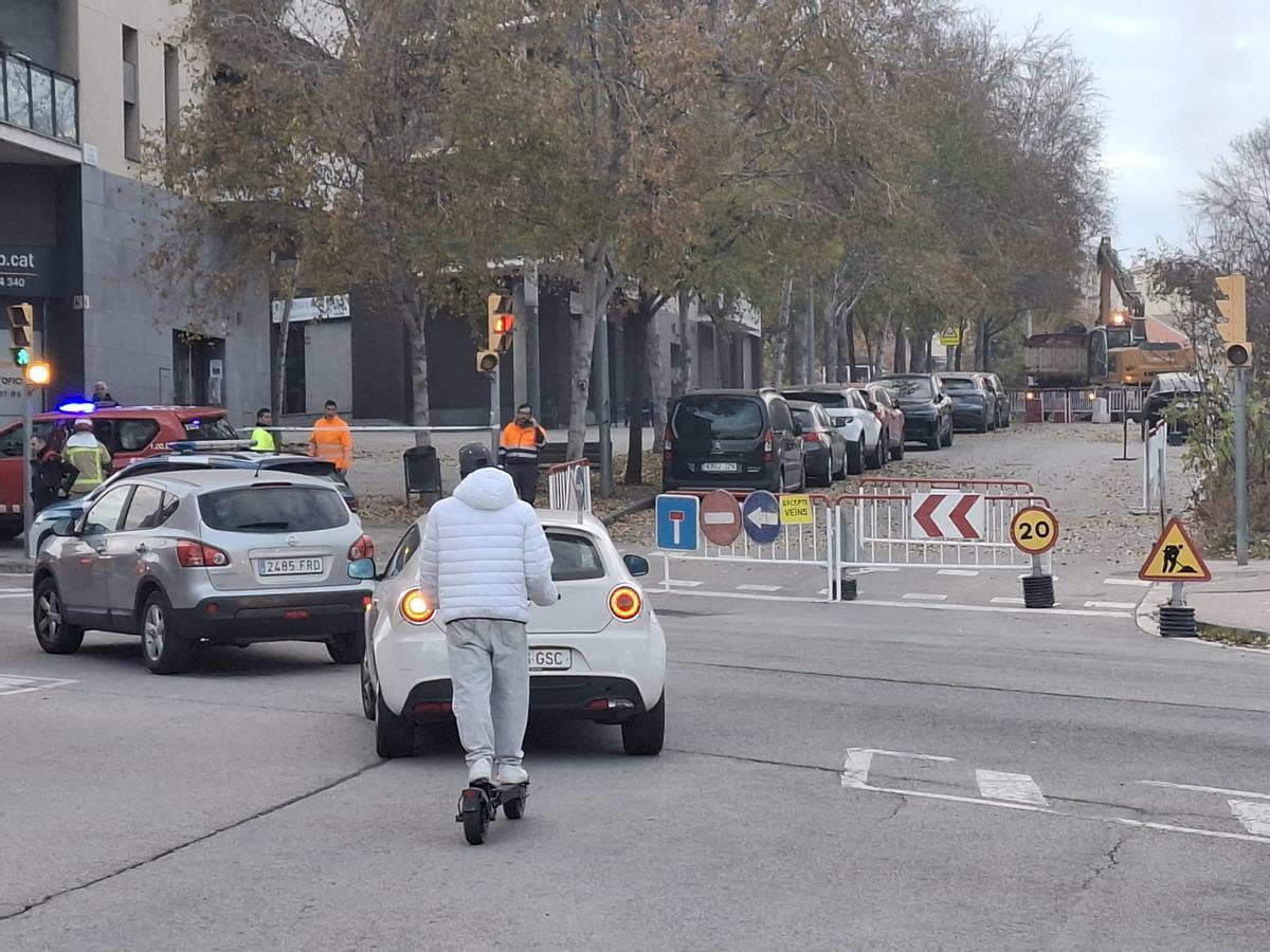 El carrer tallat mentre els cossos de seguretat resolen la incidència