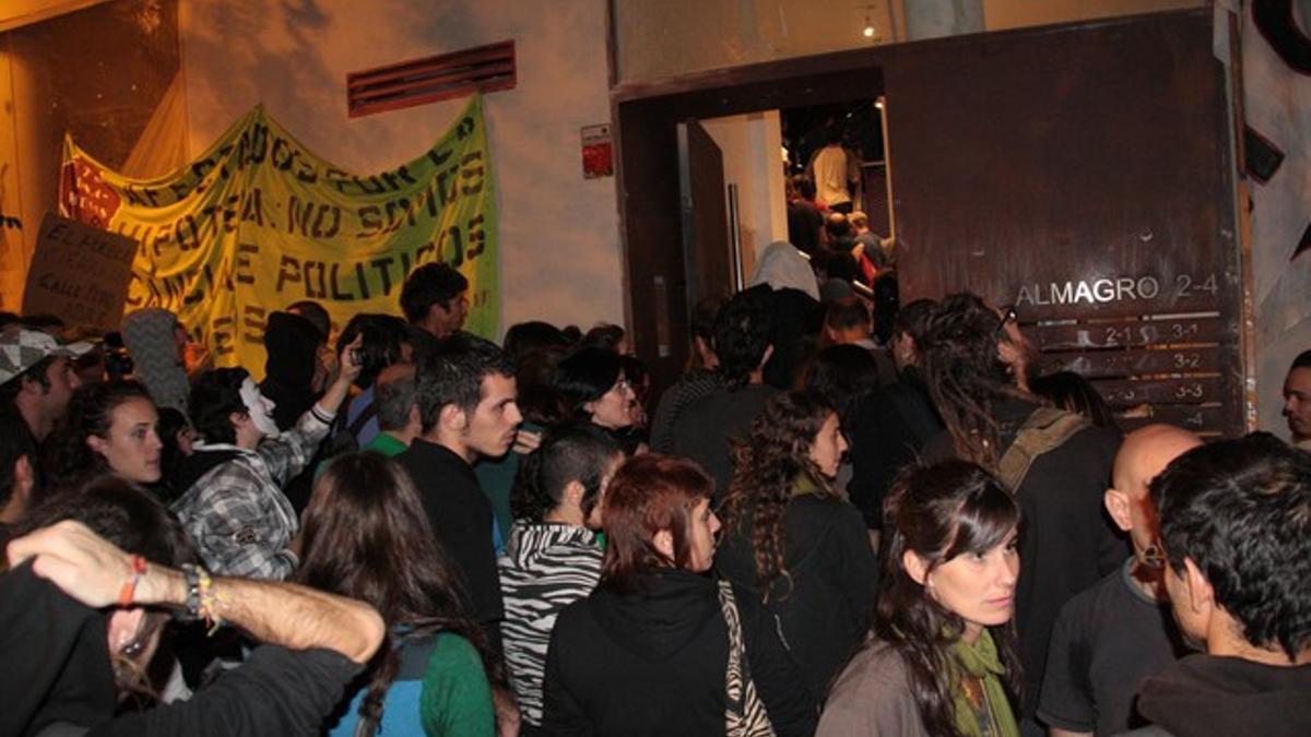 Los indignados acceden al interior del edificio del distrito de Nou Barris.