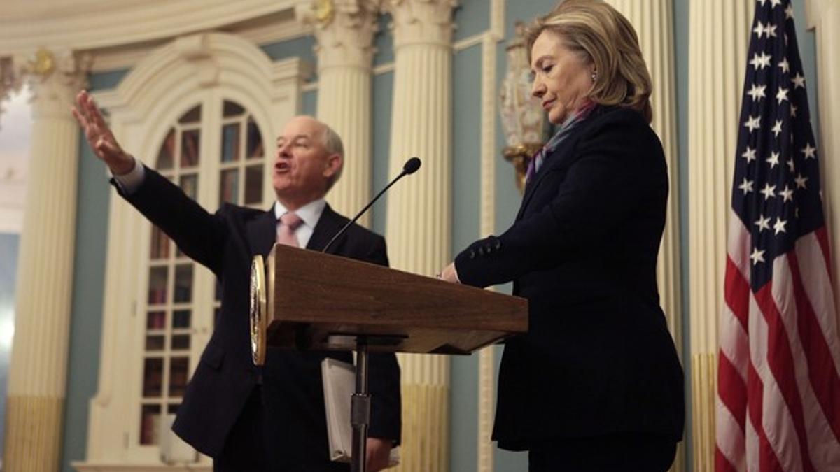 El portavoz del Departamento de Estado, Philip Crowley, gesticula al término de una rueda de prensa de la secretaria de Estado, Hillary Clinton, en primer término, sobre Wikileaks, el pasado 29 de noviembre en Washington.