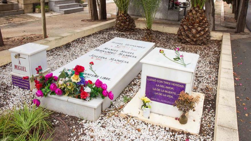 Tumba de Miguel Hernández en el cementerio de Alicante