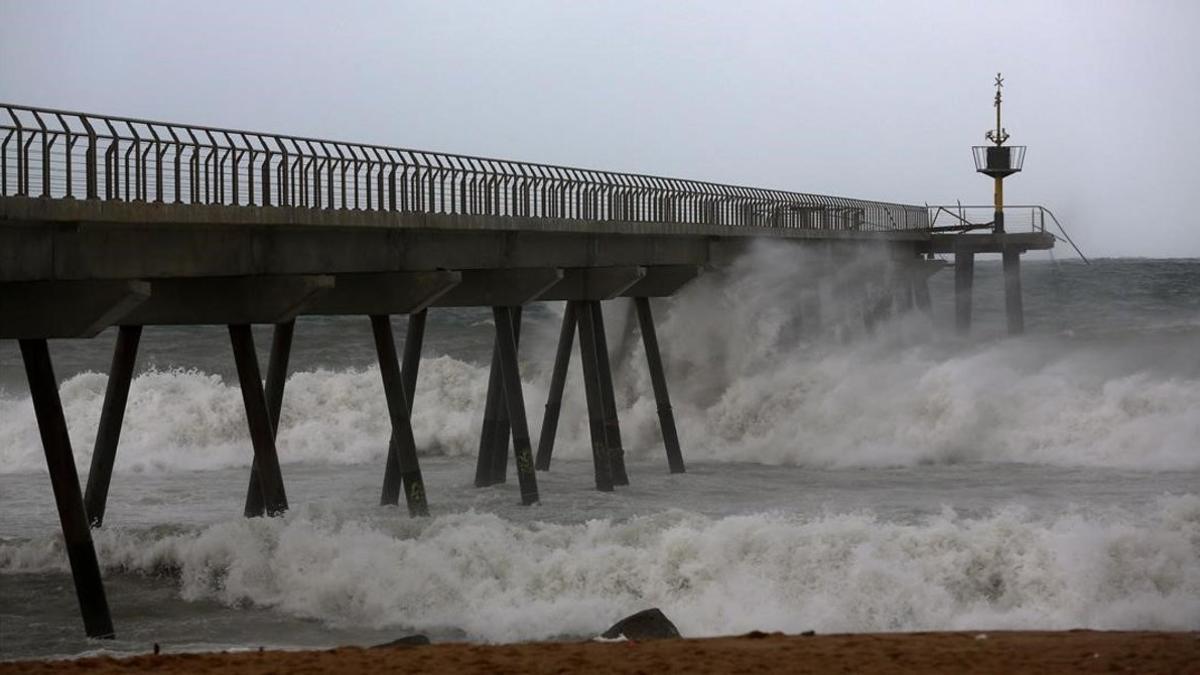 El Pont del Petroli de Badalona, en un día de temporal