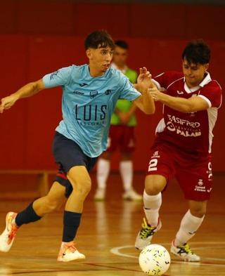 Antonio David persigue el balón