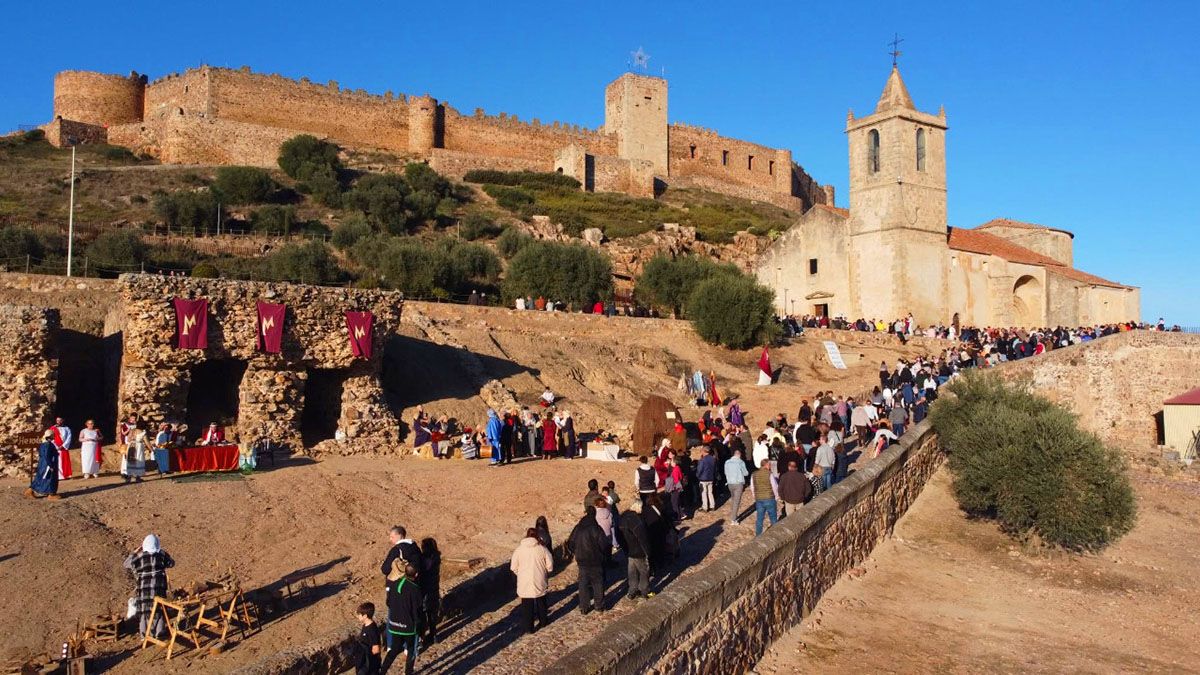 Vecinos y asociaciones locales recrean escenas bíblicas y oficios tradicionales en uno de los belenes vivientes más auténticos de Extremadura.