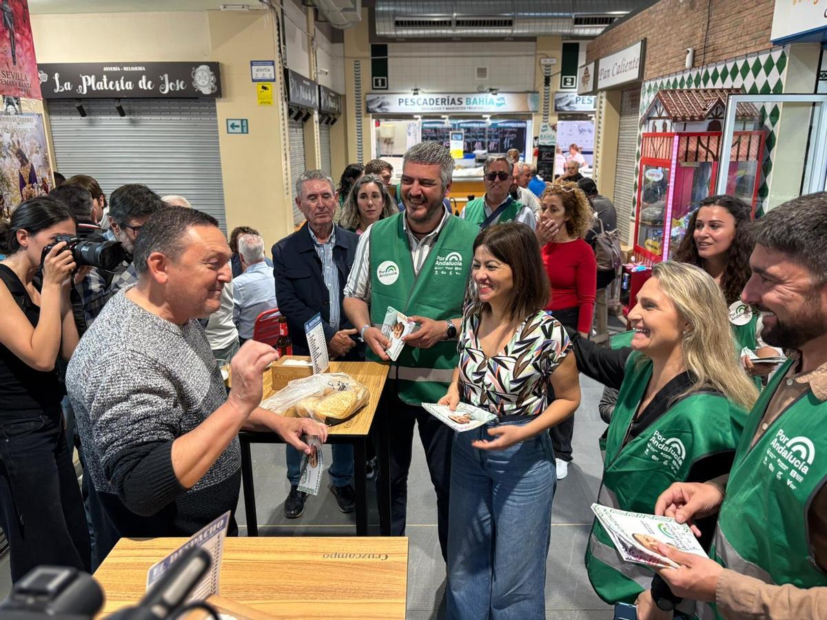 Sira Rego, acompañada de Isamel Sánchez y miembros de Por Andalucía, habla con un vecino de Pino Montano