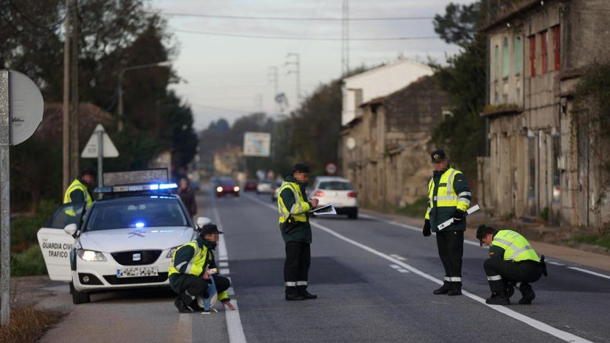 Agentes de la Guardia Civil en la reconstrucción del accidente // NICK