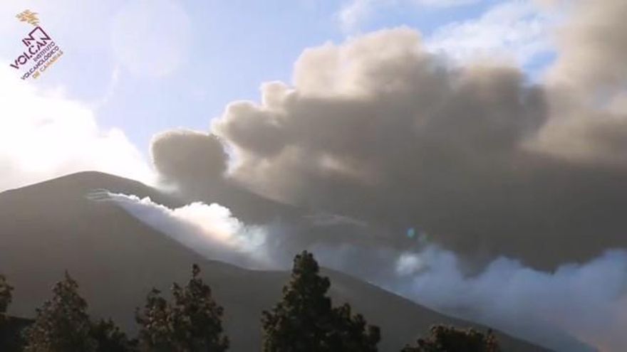 Erupción del volcán de La Palma este miércoles vista desde Tacande.