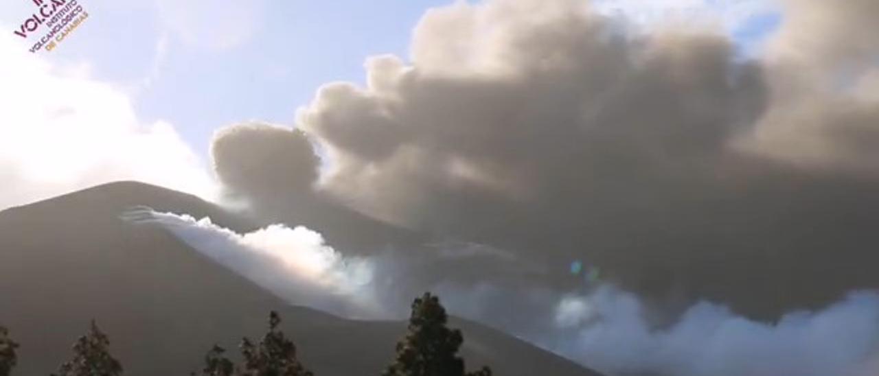 Erupción del volcán de La Palma este miércoles vista desde Tacande.