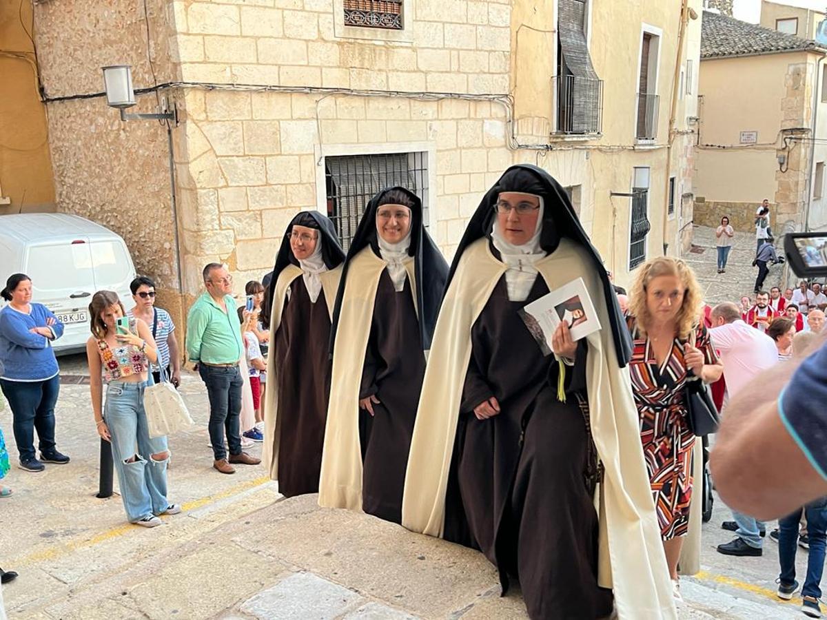 Carmelitas accediendo a la iglesia.