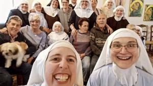Varias de las ex monjas del convento de Belorado junto con familiares y amigos.