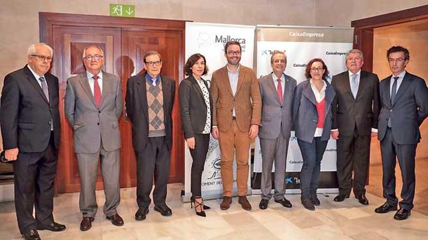 El alcalde de Palma, José Hila, con los galardonados por Fomento del Turismo.