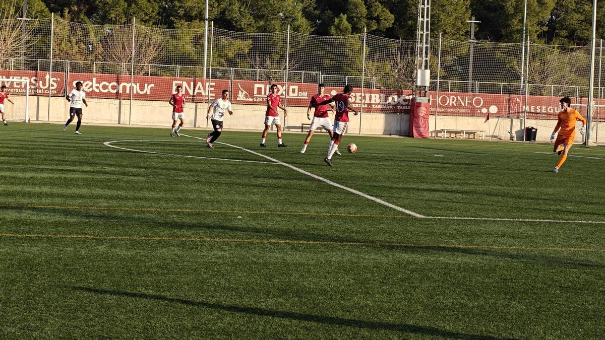 Una jugada del partido entre el Real Murcia Imperial y el Caravaca