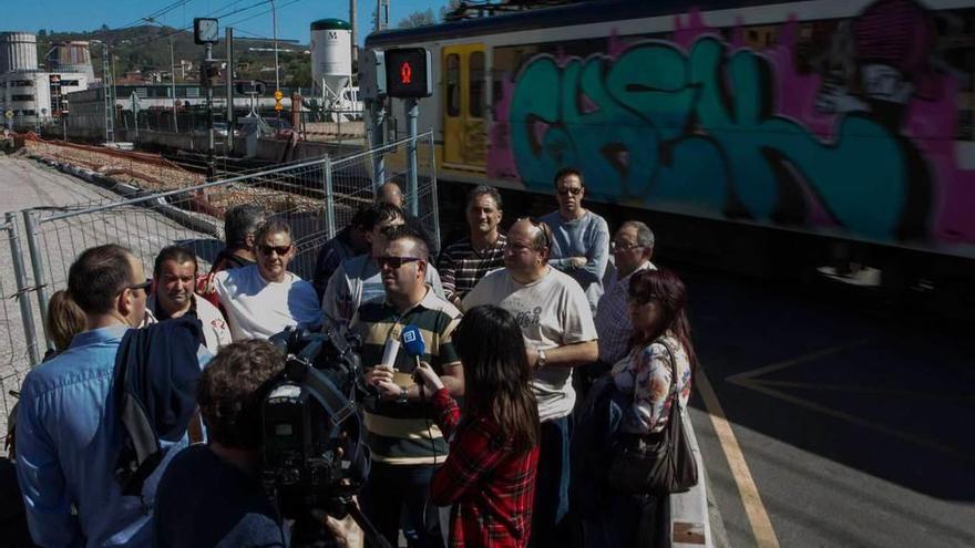 Representantes de la Plataforma por el Soterramiento de Langreo, ayer, junto a la zona en obras.