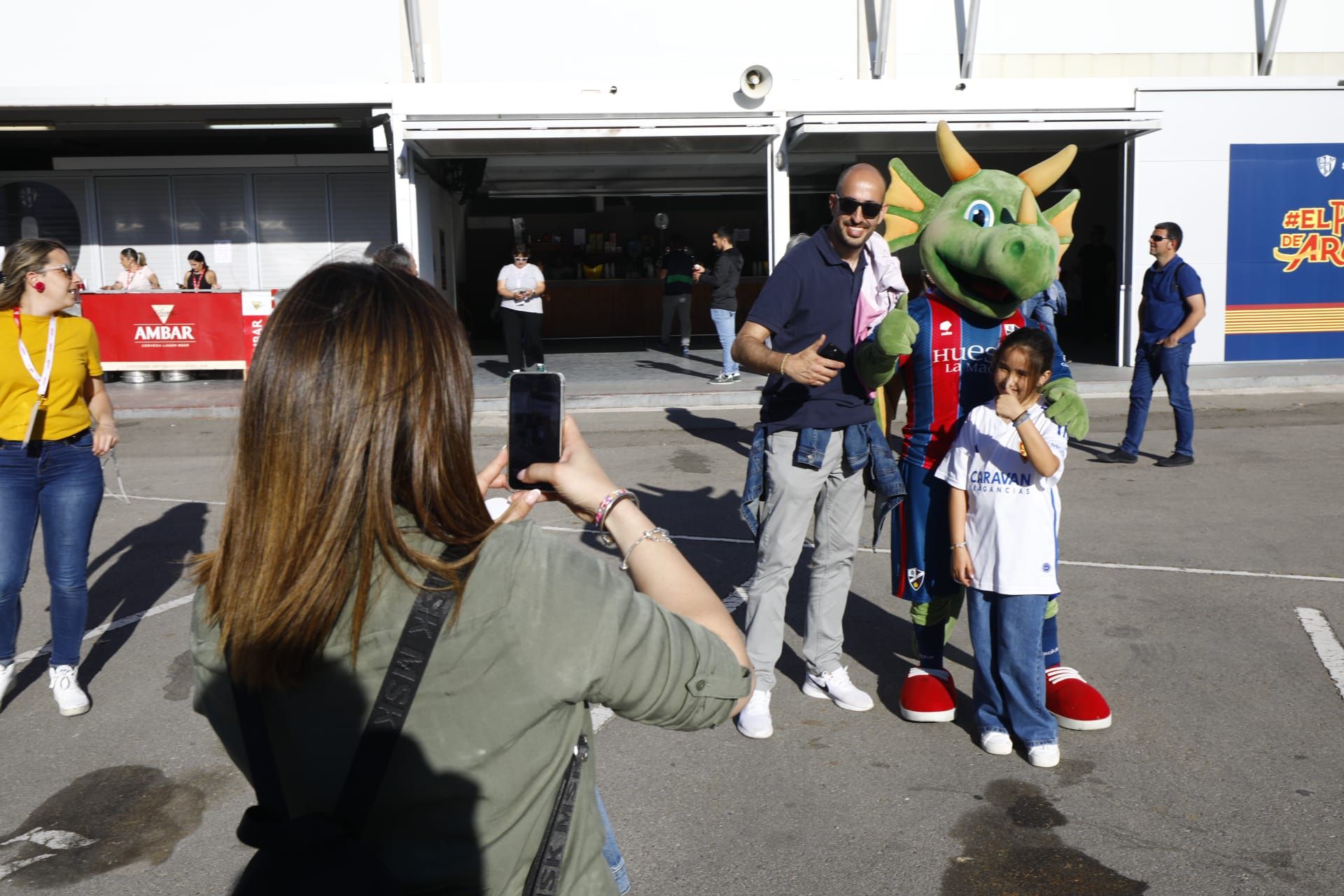 EN IMÁGENES | Gran ambiente previo al derbi aragonés a las puertas de El Alcoraz