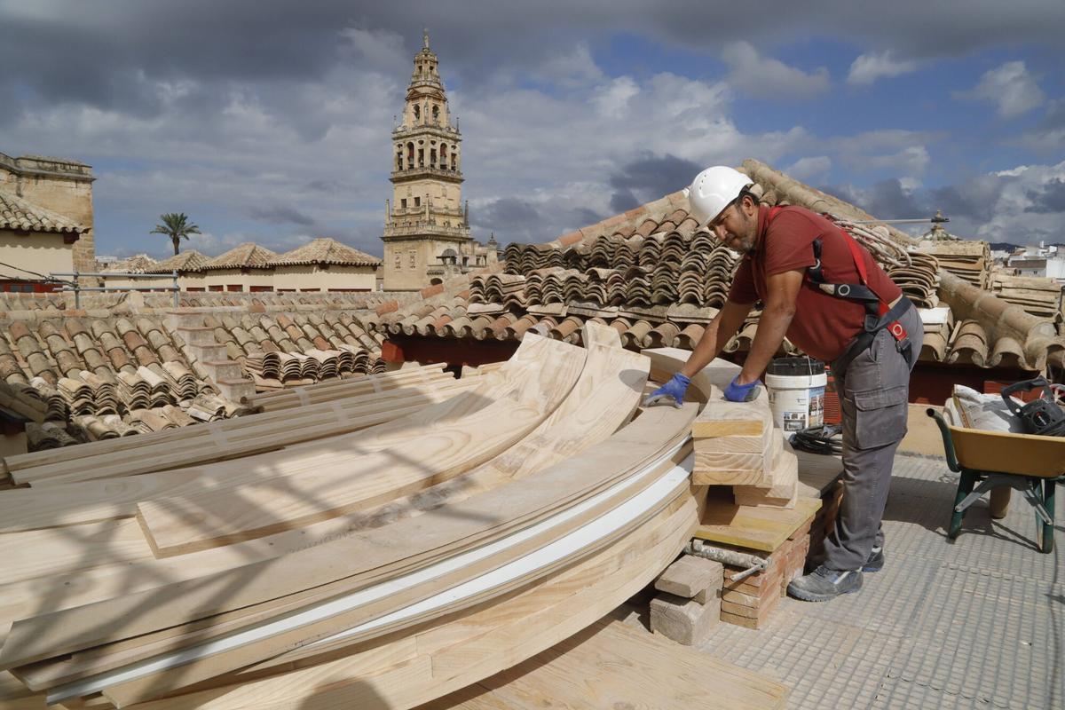 Comienza la instalación de la cúpula de madera de la capilla de la Anunciación de la Mezquita-Catedral