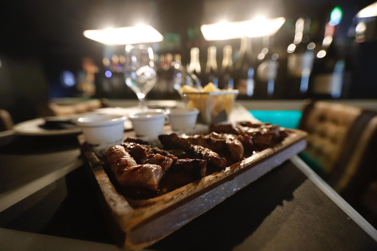 En imagenes | Carnívoro, el restaurante con los mejores huevos rotos de Zaragoza: “Nos hace especiales, más que la carne”