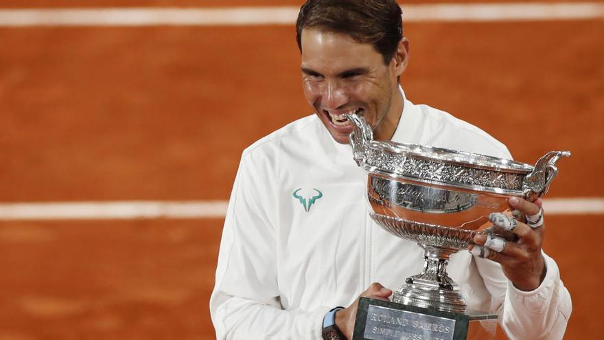 Rafa Nadal celebra el triomf després de derrotar Djokovic en la final del Roland Garros