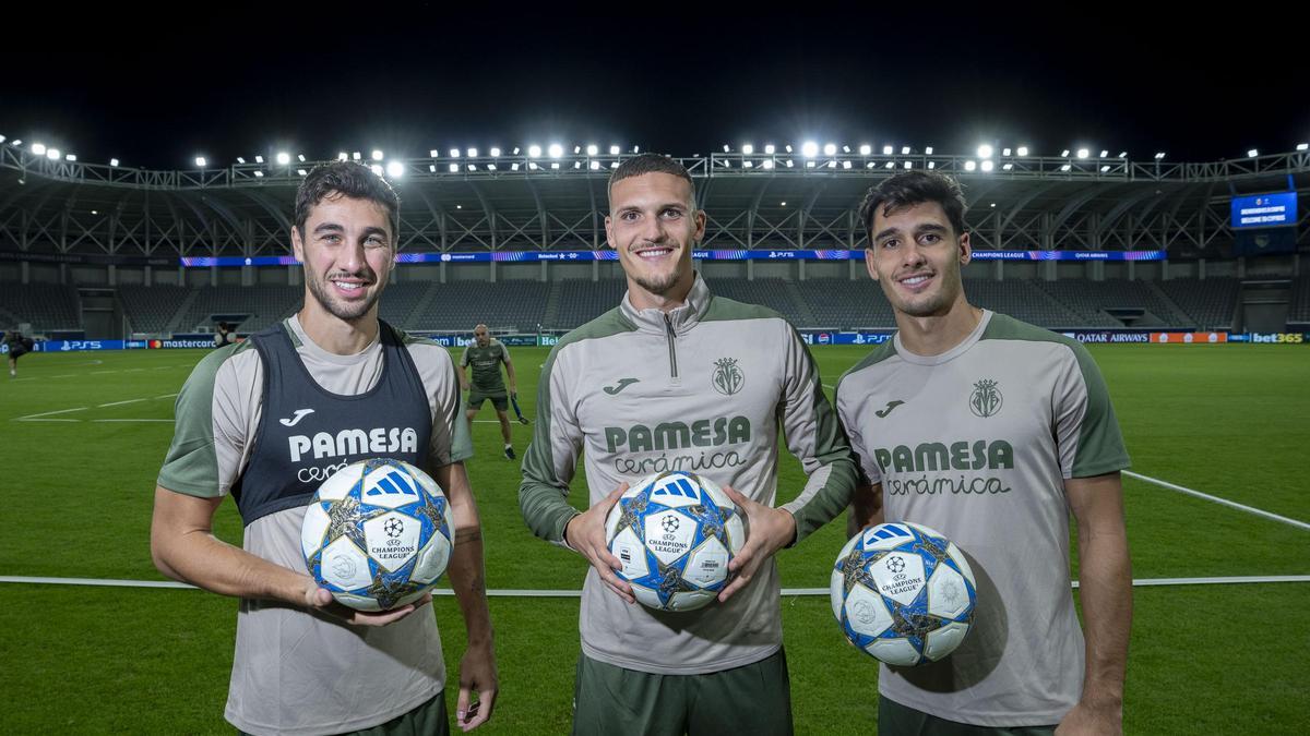 Santi Comesaña, Rafa Marín y Sergi Cardona, jugadores del Villarreal, en Limassol..