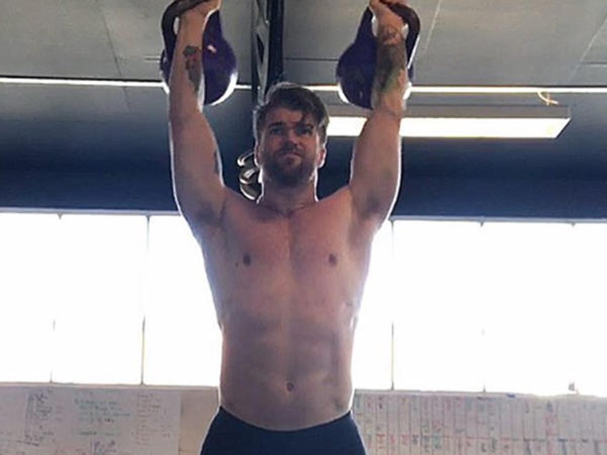 El cura metrosexual que triunfa haciendo crossfit