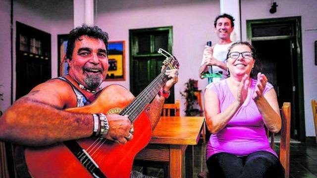 Tres de los residentes de uno de los grupos durante una de las actividades que desarrollan.