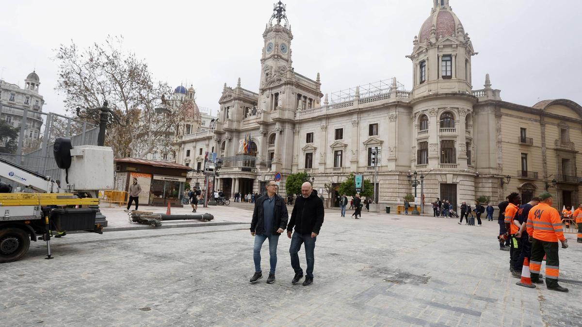 Trabajos para retirar las vallas de la mascletà en la plaza del Ayuntamiento.