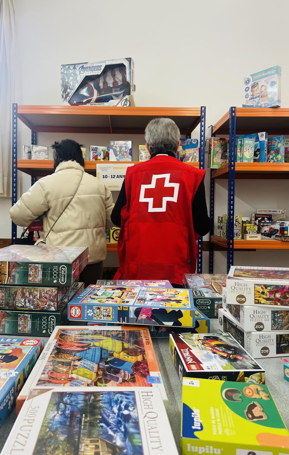 La botiga amb joguines de Creu Roja al Bages per a famílies vulnerables