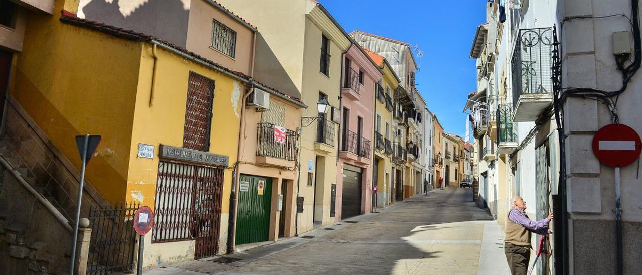 Intramuros pide reservar aparcamientos para residentes en Plasencia.