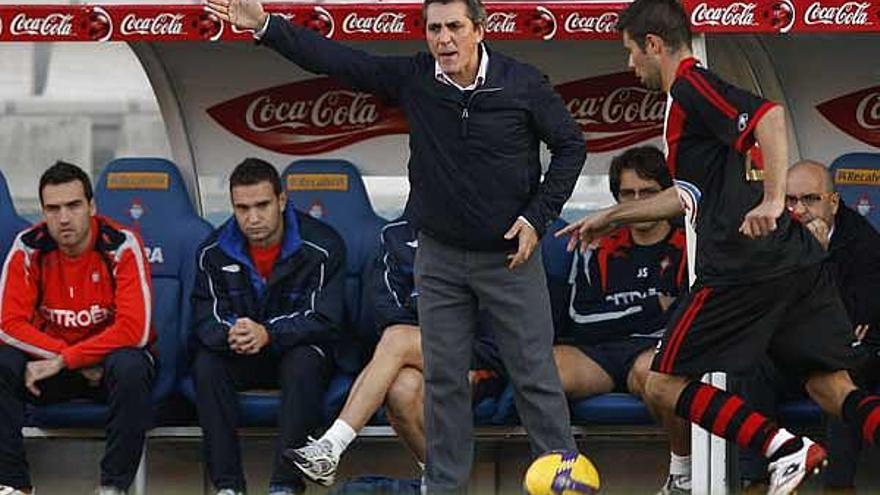 Pepe Murcia da instrucciones a sus jugadores desde el banquillo del Celta en un partido celebrado en Balaídos