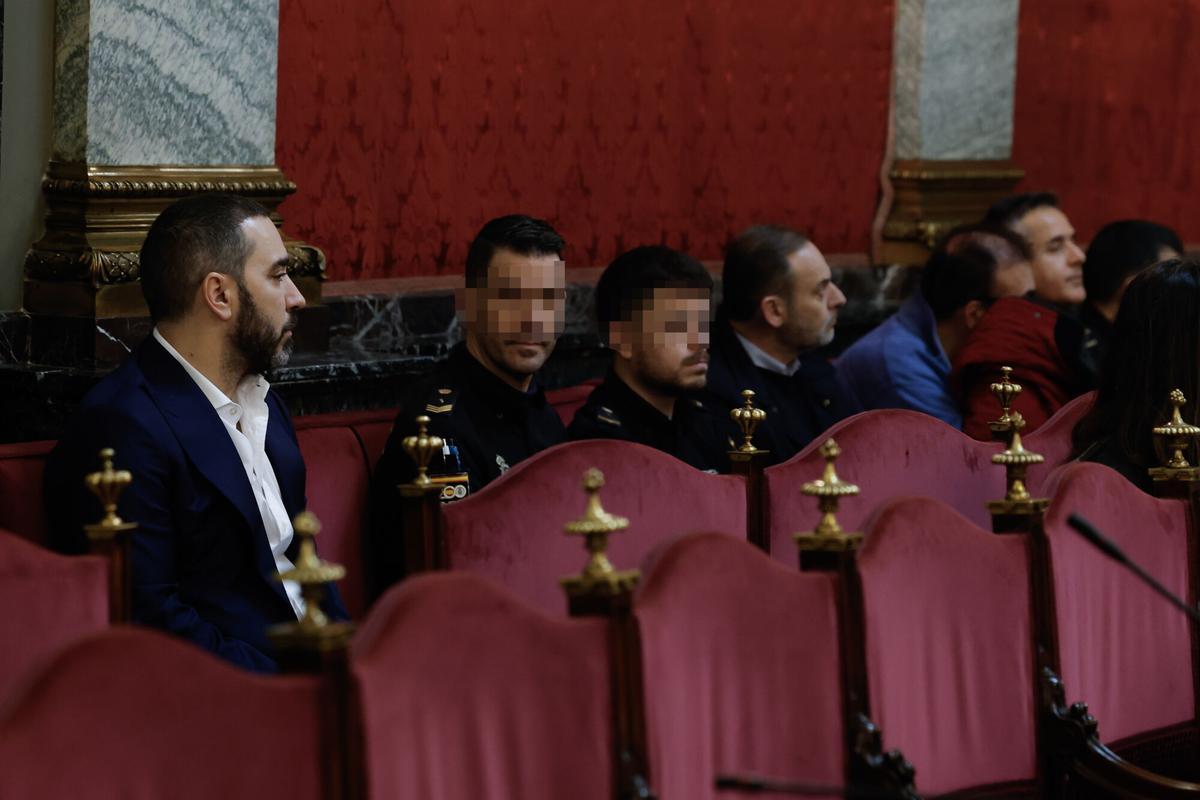 El exministro Jose Luis Ábalos (3d), y el empresario Víctor de Aldama (i), durante la audiencia preliminar en el Tribunal Supremo.