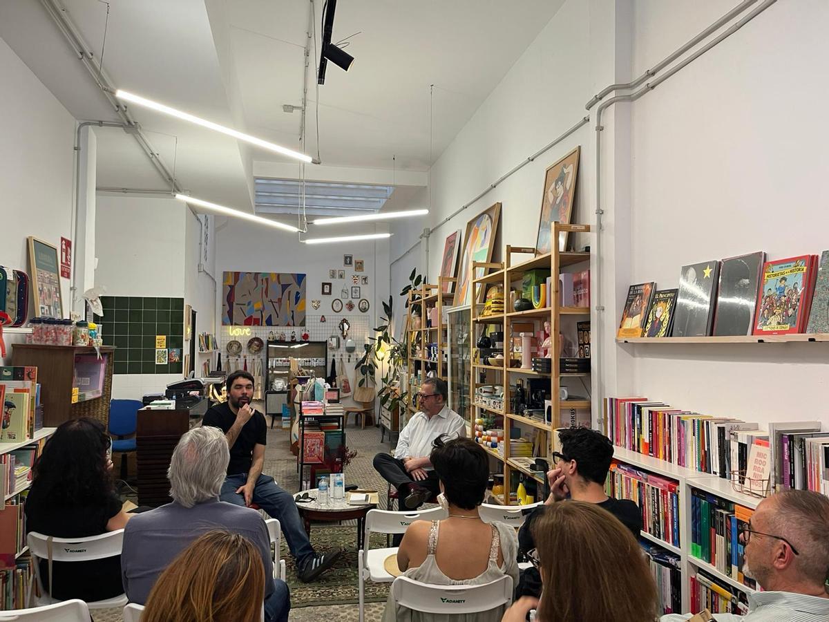Presentación del libro 'Perro cubano' en la librería Ostin Macho de Córdoba.