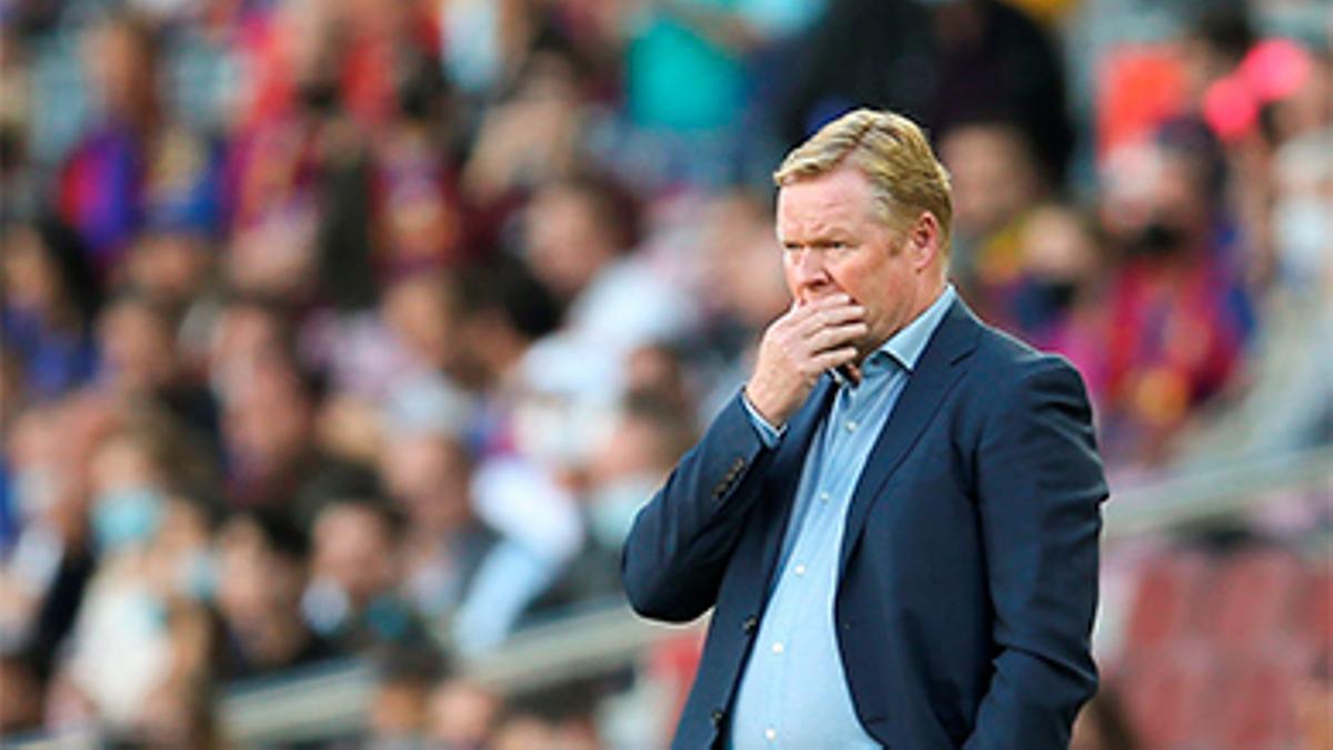 Koeman observa a su Barça durante el Clásico