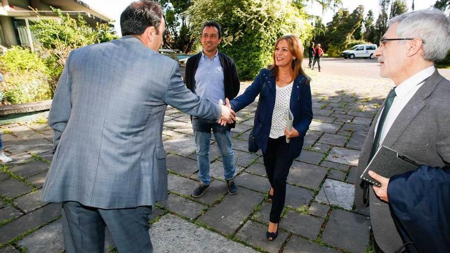 Un responsable de Arcelor saluda a Ovidio Zapico, Ángela Vallina y Gaspar Llamazares, ayer, a la entrada del caserón de La Granda, sede de la multinacional.