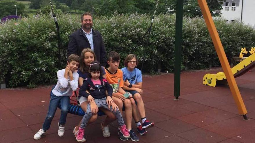 El alcalde, Rogelio Pando, junto a un grupo de niños en el parque.